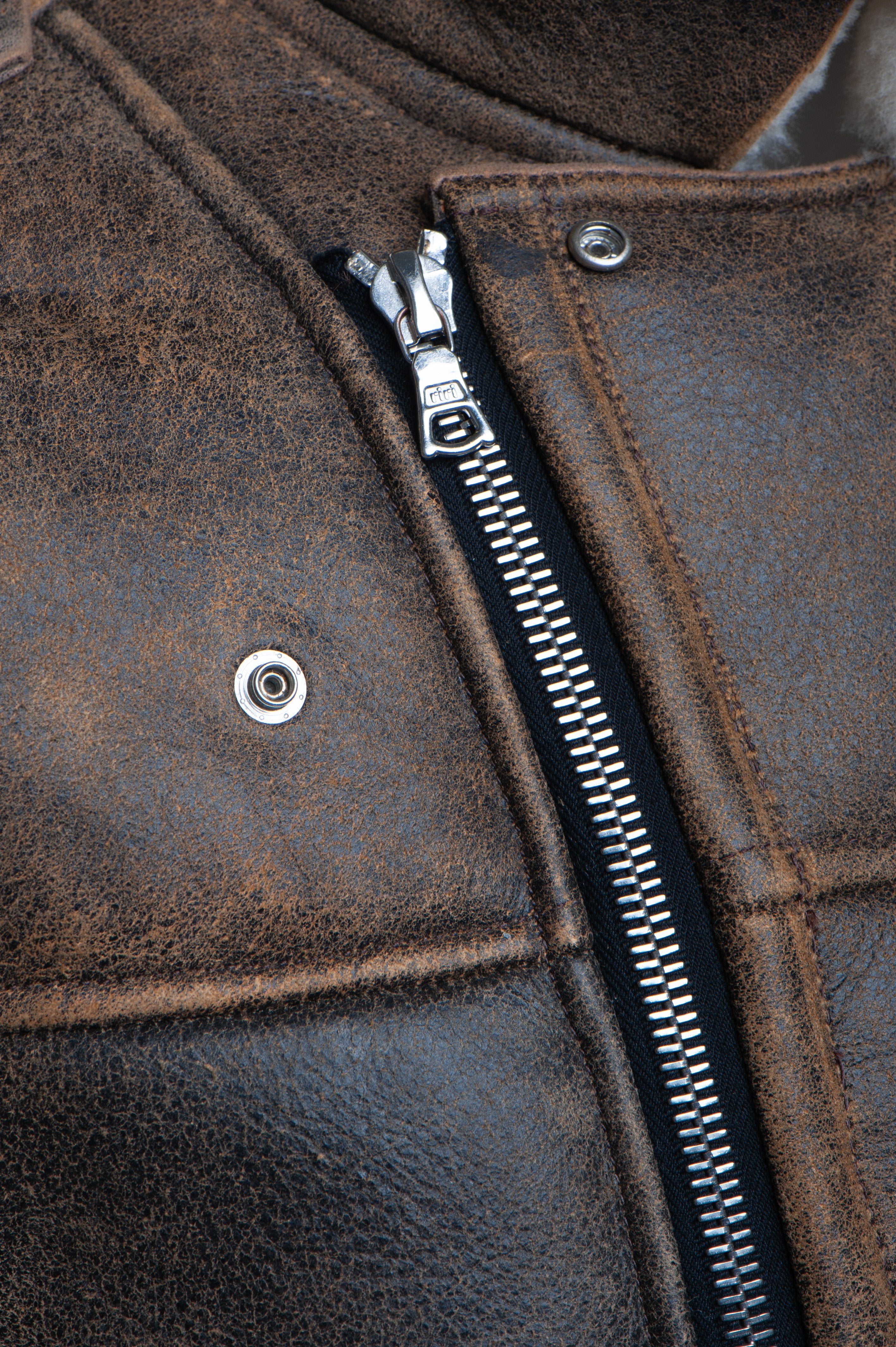 Carter's Distressed Biker bomber shearling jacket with notch lapels - Shearling leather